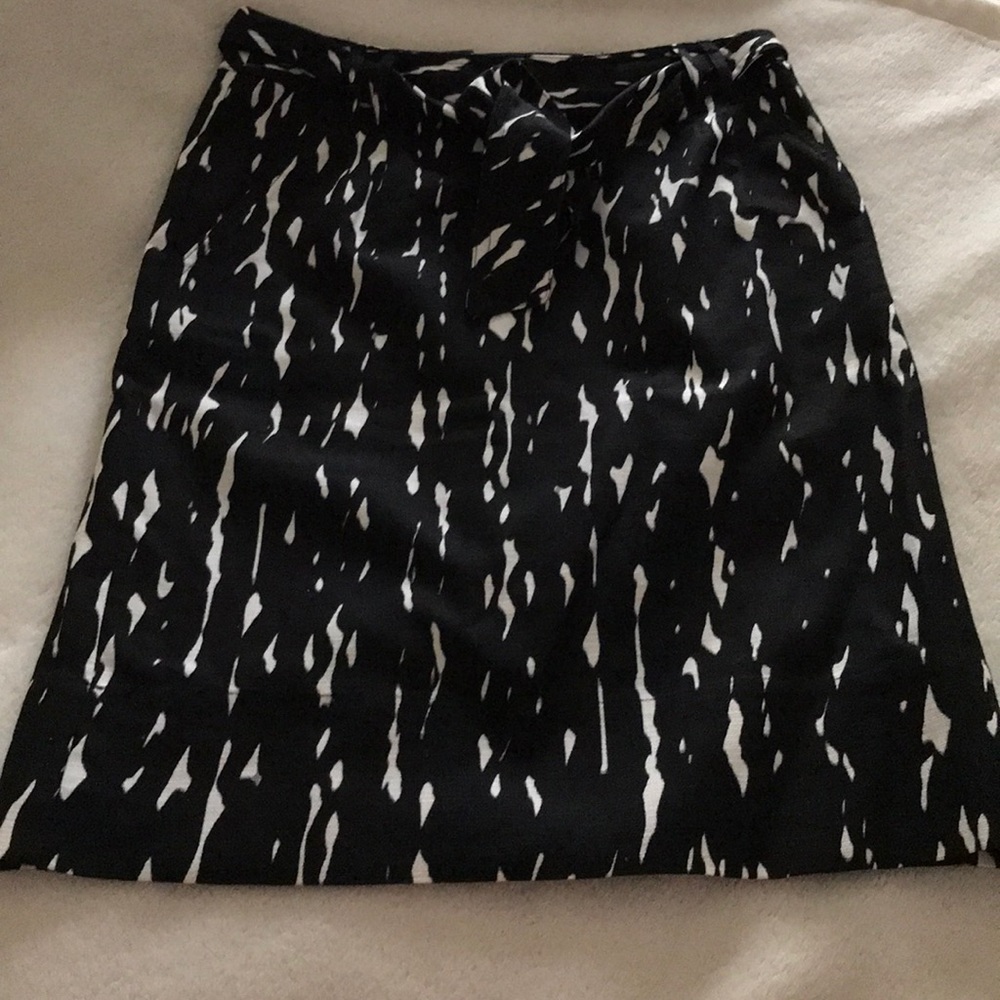EUC east5th size 8 black and white cotton skirt